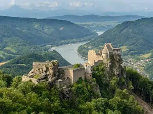 Ruine Aggstein hoch über der Donau